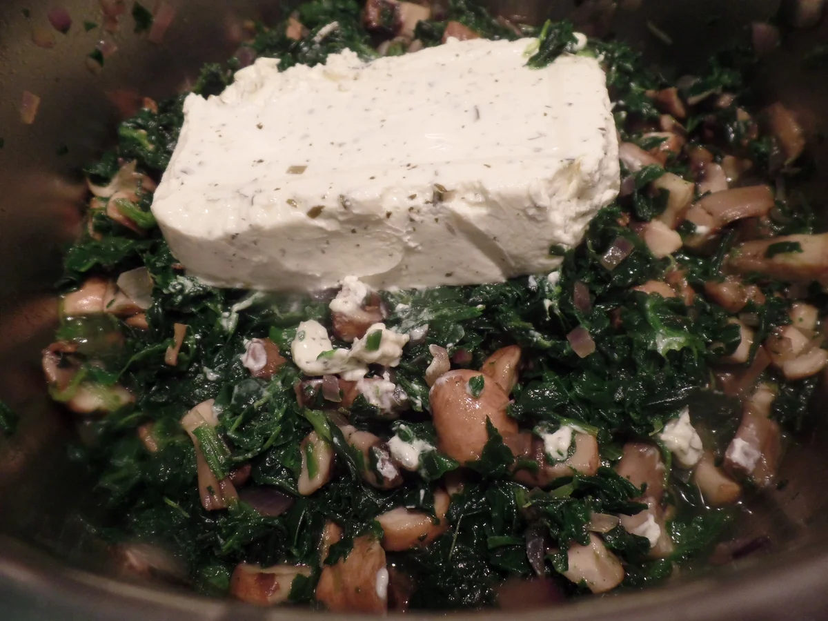 Bandnudeln mit Champigons-Spinat-Frischkäsesauce und Spiegeleiern - Rezept - Bild Nr. 8756