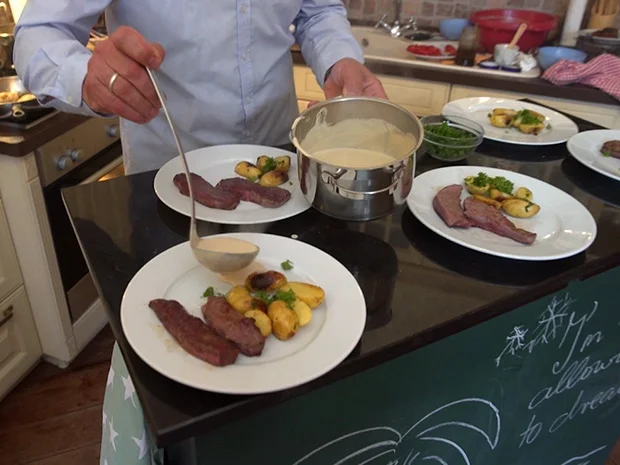 Rindersteak in Streifen mit Petersilienkartoffeln, Blumenkohl-Rosen und Möhren - Rezept - Bild Nr. 2