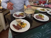 Rindersteak in Streifen mit Petersilienkartoffeln, Blumenkohl-Rosen und Möhren - Rezept - Bild Nr. 2