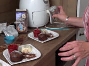 Warmes Schokoladenküchlein mit flüssigem Kern, Panna cotta und Erdbeerragout - Rezept - Bild Nr. 8773