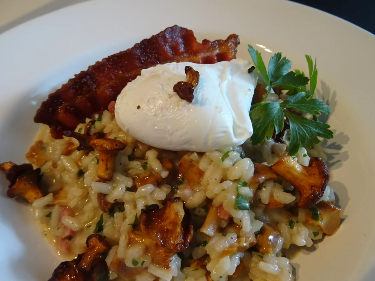 Rezept: Pfifferlings-Risotto mit pochiertem Ei und Bacon-Chip Bild Nr. 8777 Pfifferlings-Risotto mit pochiertem Ei und Bacon-Chip - Rezept - Bild Nr. 8777