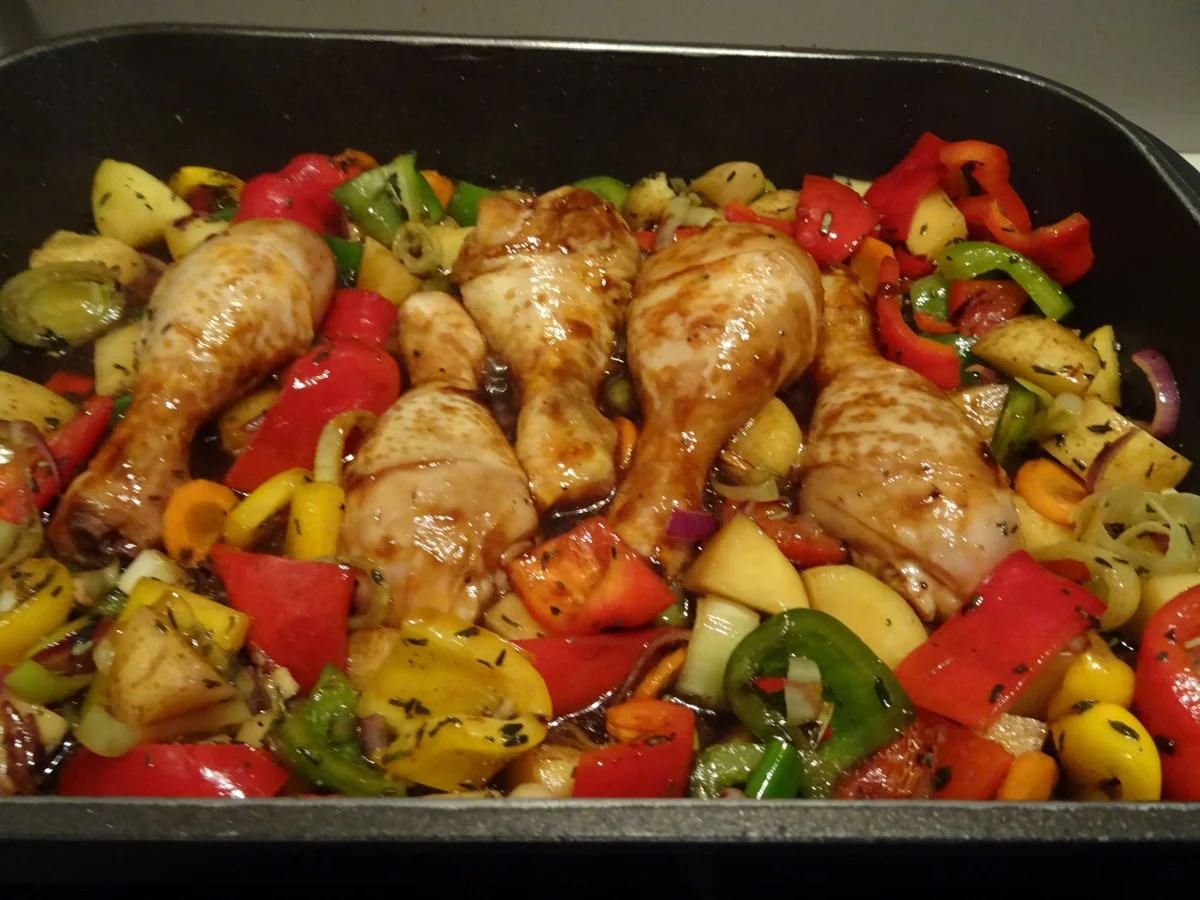 Pikant marinierte Hähnchen-Unterkeulen auf mediterranem Gemüse - Rezept - Bild Nr. 8782