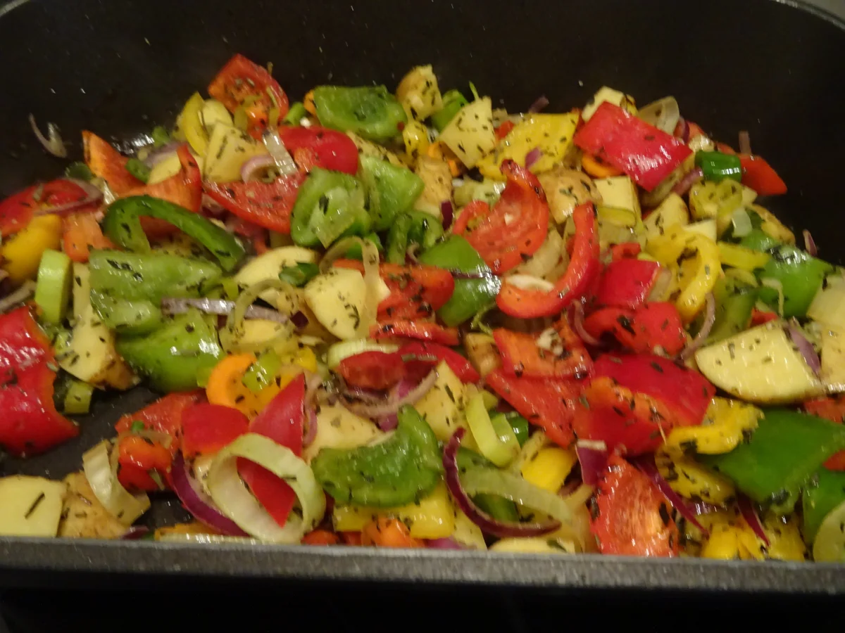 Pikant marinierte Hähnchen-Unterkeulen auf mediterranem Gemüse - Rezept - Bild Nr. 8783