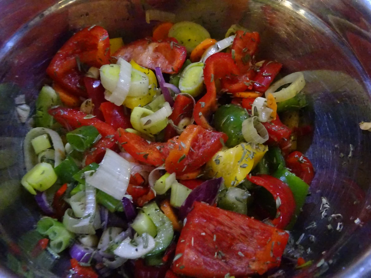 Pikant marinierte Hähnchen-Unterkeulen auf mediterranem Gemüse - Rezept - Bild Nr. 8787