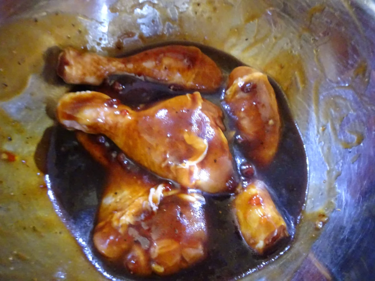 Pikant marinierte Hähnchen-Unterkeulen auf mediterranem Gemüse - Rezept - Bild Nr. 8788