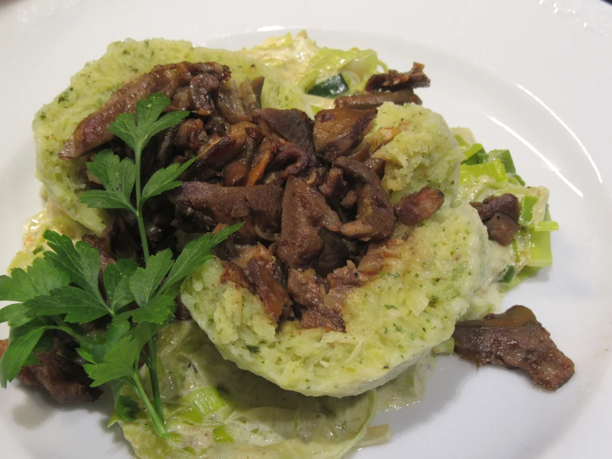 Kartoffeln: Halbseidene Petersilienknödel, gefüllt mit Pilzen - Rezept - Bild Nr. 8774