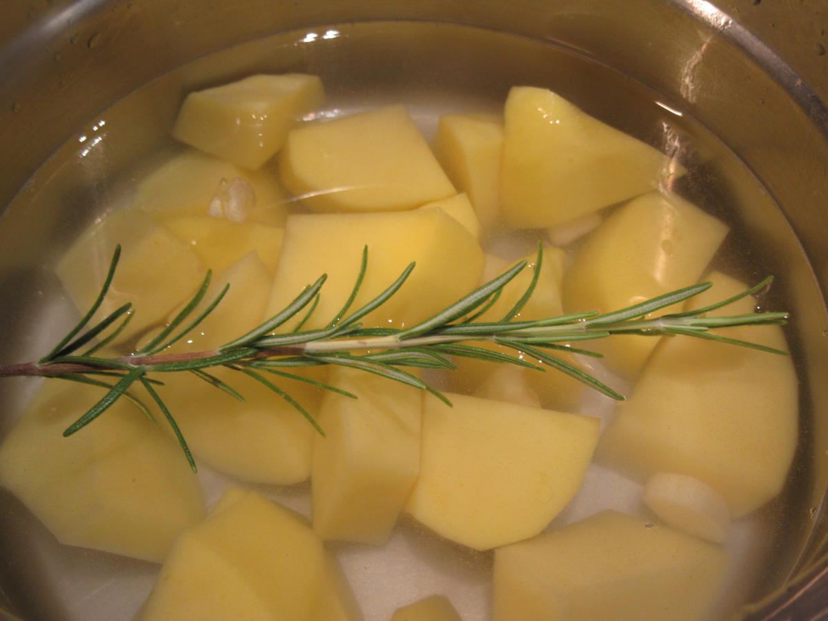 Kartoffeln: Halbseidene Petersilienknödel, gefüllt mit Pilzen - einfach ...
