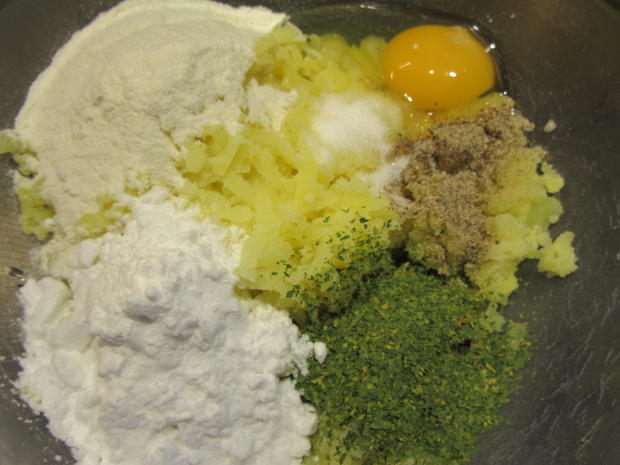 Kartoffeln: Halbseidene Petersilienknödel, gefüllt mit Pilzen - Rezept ...