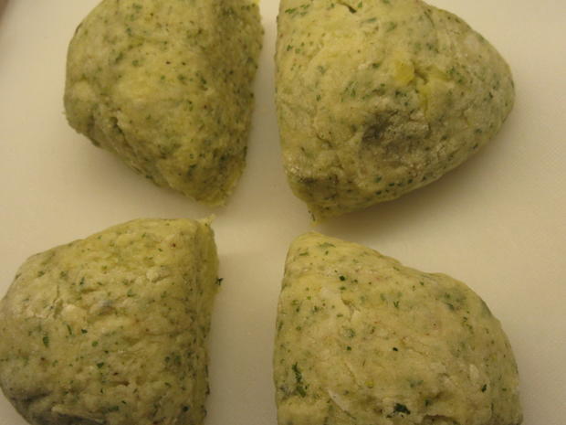 Kartoffeln: Halbseidene Petersilienknödel, gefüllt mit Pilzen - Rezept ...