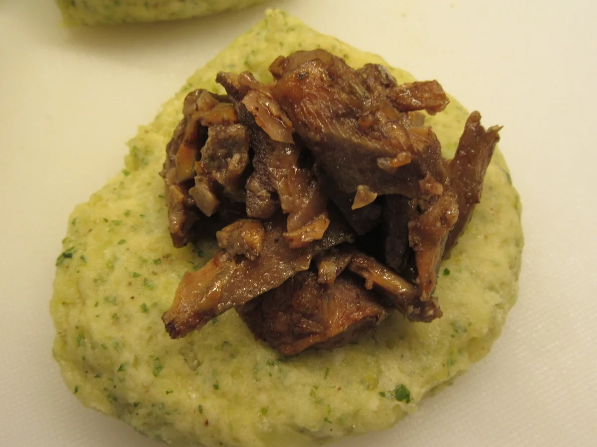 Kartoffeln: Halbseidene Petersilienknödel, gefüllt mit Pilzen - Rezept - Bild Nr. 8781