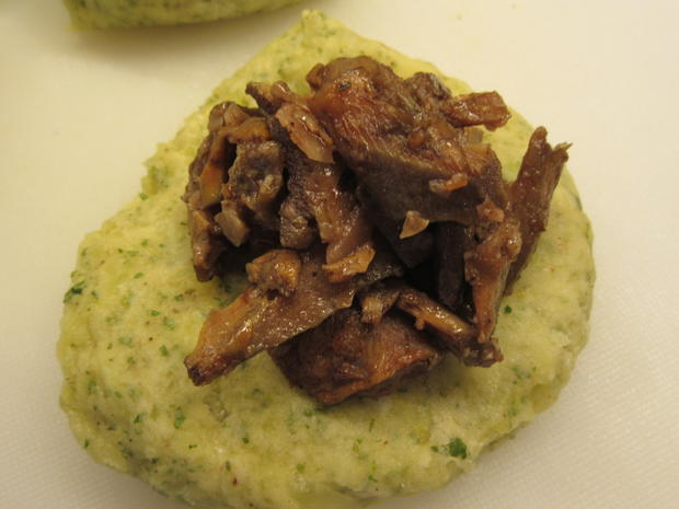 Kartoffeln: Halbseidene Petersilienknödel, gefüllt mit Pilzen - Rezept ...