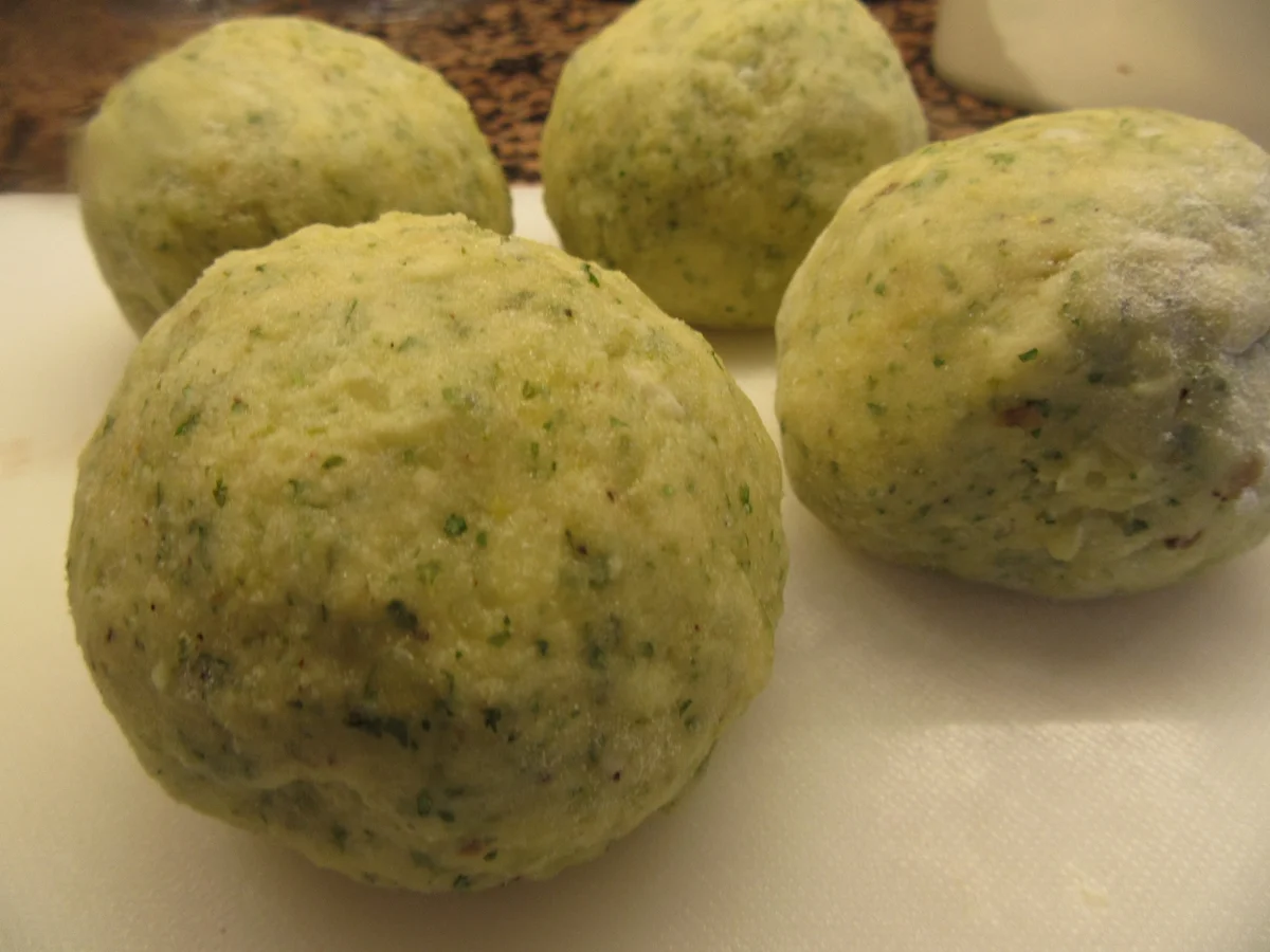 Kartoffeln: Halbseidene Petersilienknödel, gefüllt mit Pilzen - Rezept - Bild Nr. 8782