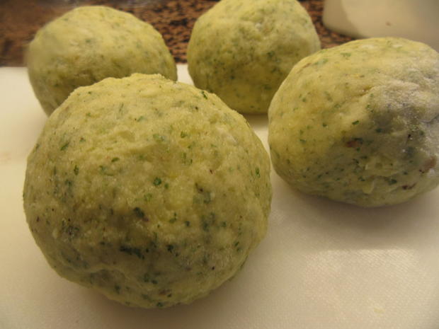 Kartoffeln: Halbseidene Petersilienknödel, gefüllt mit Pilzen - Rezept ...