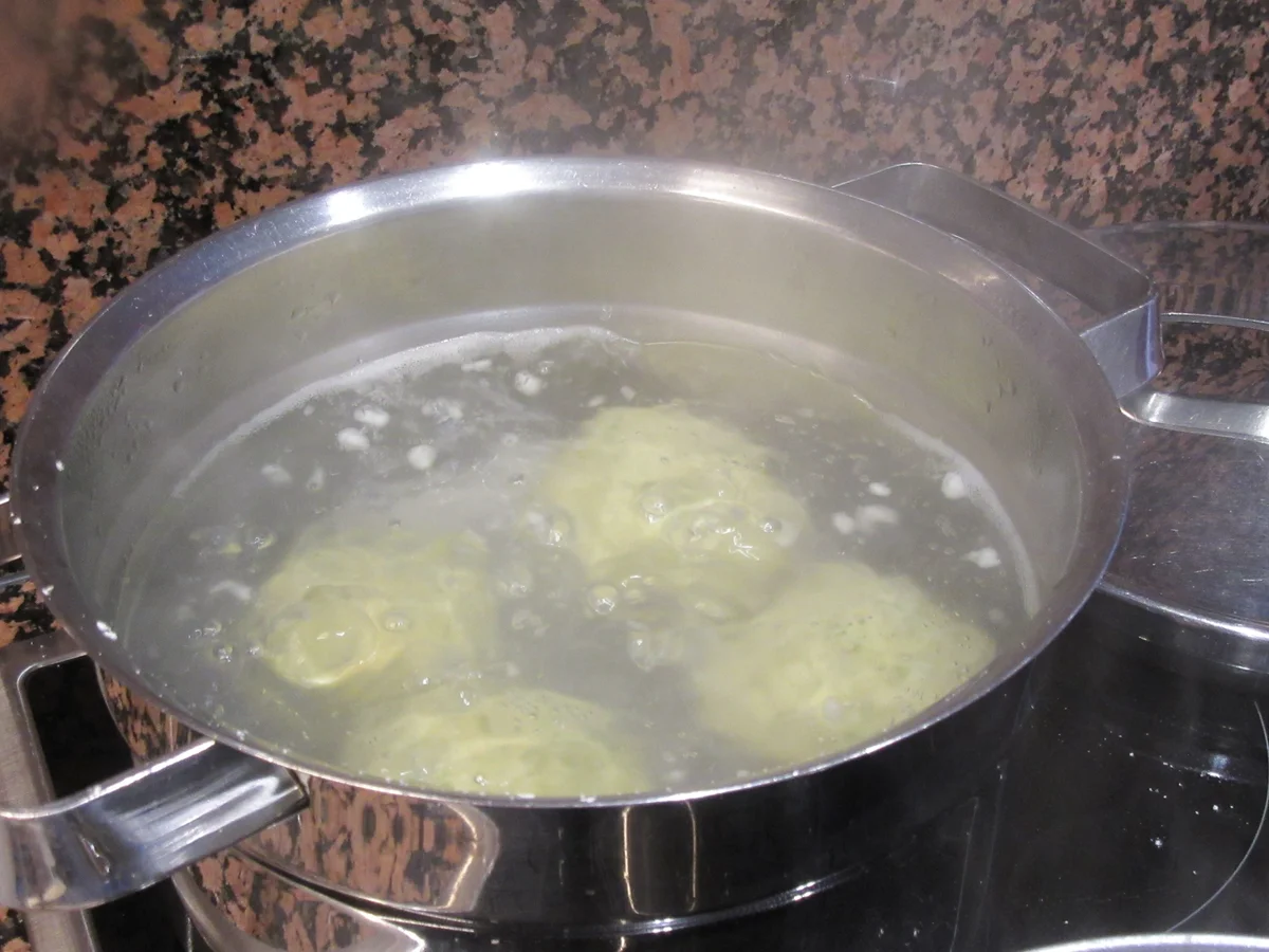 Kartoffeln: Halbseidene Petersilienknödel, gefüllt mit Pilzen - Rezept - Bild Nr. 8783