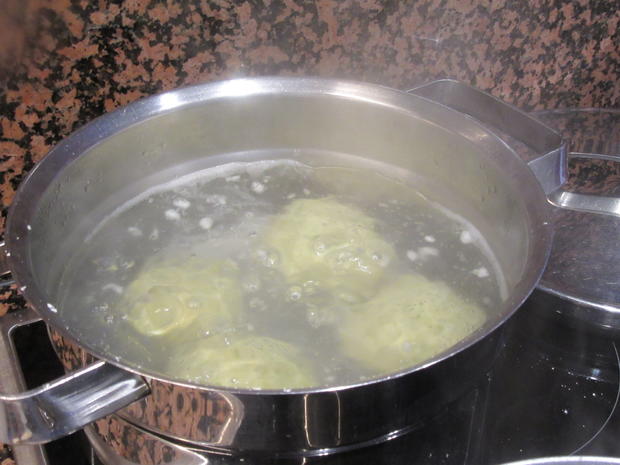 Kartoffeln: Halbseidene Petersilienknödel, gefüllt mit Pilzen - Rezept ...