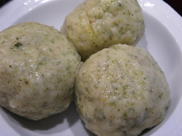 Kartoffeln: Halbseidene Petersilienknödel, gefüllt mit Pilzen - Rezept ...