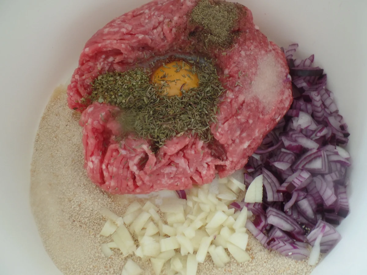 Rezept: Speck-Buletten mit Tomaten-Melonen-Salat Bild Nr. 8776 Speck-Buletten mit Tomaten-Melonen-Salat - Rezept - Bild Nr. 8776