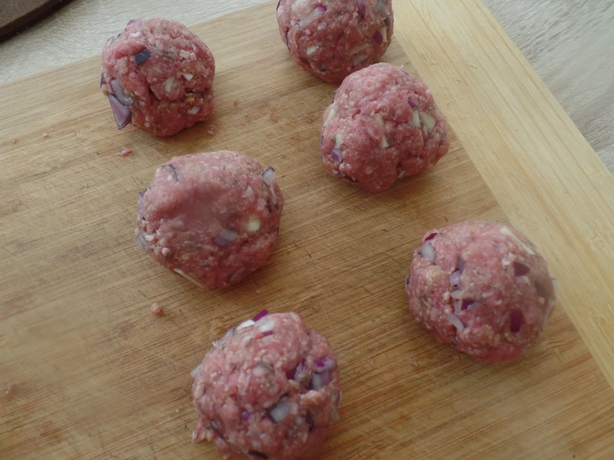 Rezept: Speck-Buletten mit Tomaten-Melonen-Salat Bild Nr. 8778 Speck-Buletten mit Tomaten-Melonen-Salat - Rezept - Bild Nr. 8778