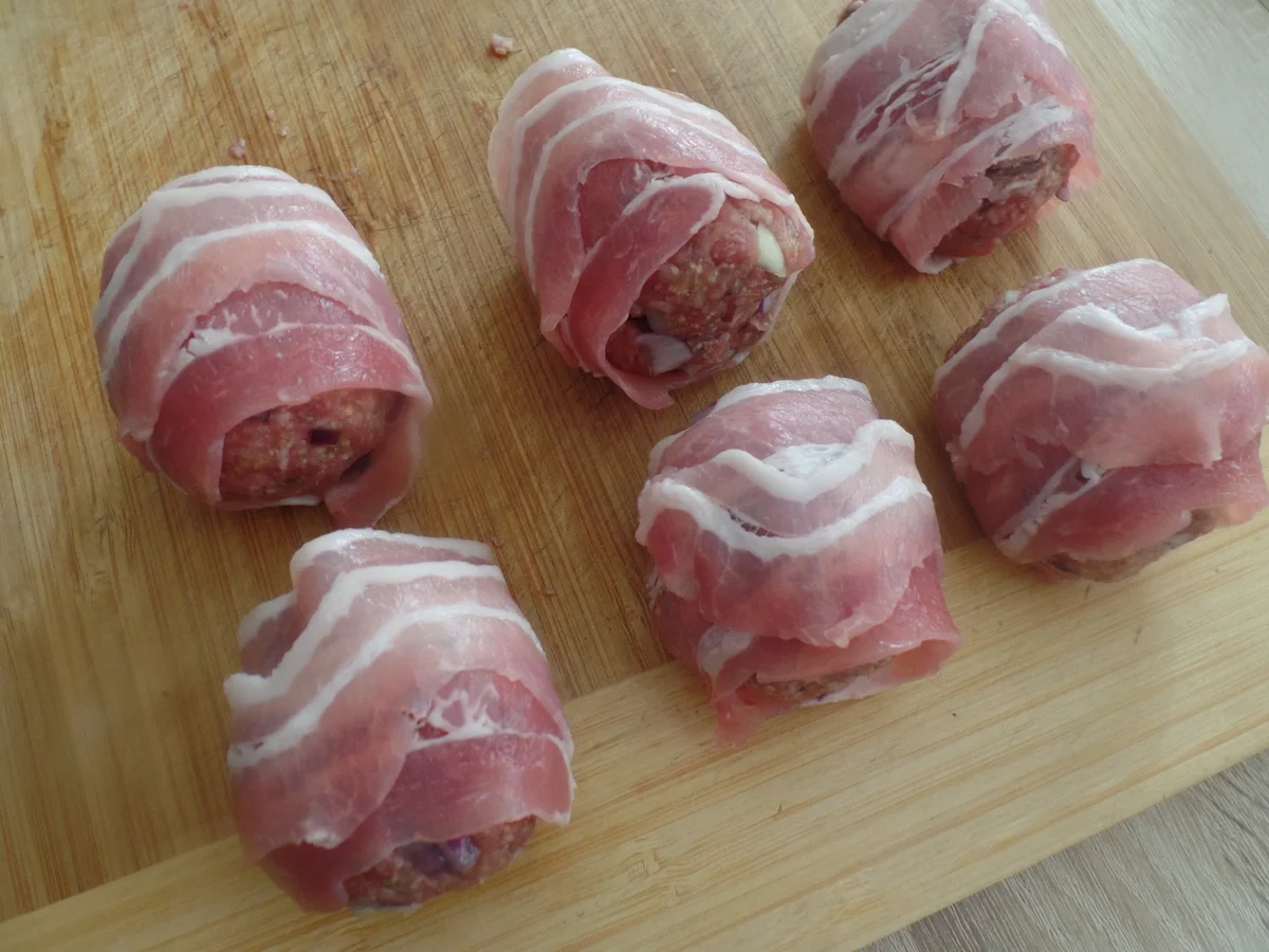 Rezept: Speck-Buletten mit Tomaten-Melonen-Salat Bild Nr. 8780 Speck-Buletten mit Tomaten-Melonen-Salat - Rezept - Bild Nr. 8780