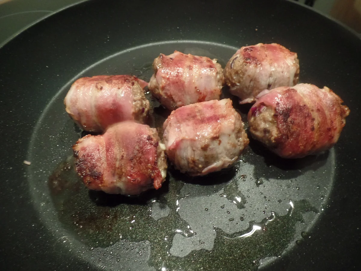 Rezept: Speck-Buletten mit Tomaten-Melonen-Salat Bild Nr. 8782 Speck-Buletten mit Tomaten-Melonen-Salat - Rezept - Bild Nr. 8782