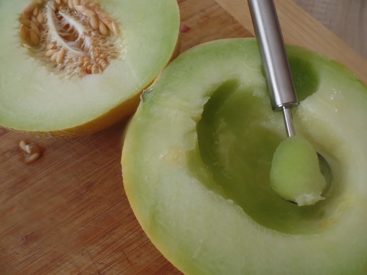 Rezept: Speck-Buletten mit Tomaten-Melonen-Salat Bild Nr. 8784 Speck-Buletten mit Tomaten-Melonen-Salat - Rezept - Bild Nr. 8784