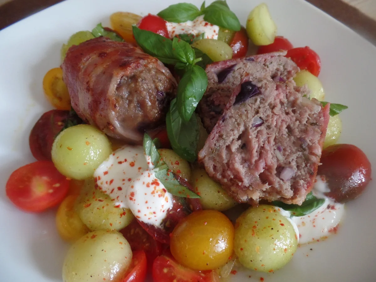 Rezept: Speck-Buletten mit Tomaten-Melonen-Salat Bild Nr. 8789 Speck-Buletten mit Tomaten-Melonen-Salat - Rezept - Bild Nr. 8789