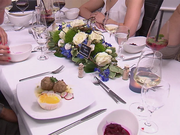 Rezept: Königsberger Klopse deluxe mit Kartoffelgratin-Muffins und eingelegter Rote Bete Bild Nr. 2 Königsberger Klopse deluxe mit Kartoffelgratin-Muffins und eingelegter Rote Bete - Rezept - Bild Nr. 2