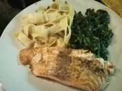Lachs mit Blattspinat und Sahne-Tagliatelle - Rezept - Bild Nr. 8803