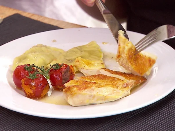 Rezept: Maispoulardenbrust mit Pilz-Frischkäseravioli und Honig-Essig Jus Bild Nr. 2 Maispoulardenbrust mit Pilz-Frischkäseravioli und Honig-Essig Jus - Rezept - Bild Nr. 2