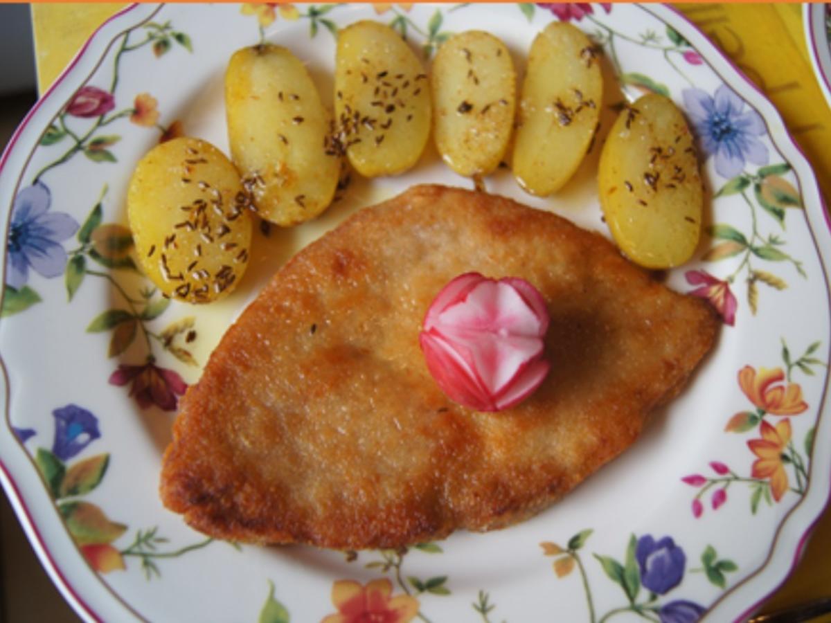 Alm-Schnitzel mit Kümmel-Drillingen und Mini-Romana-Salat - Rezept - Bild Nr. 2