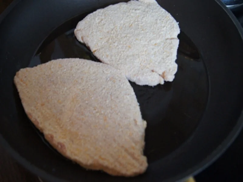 Alm-Schnitzel mit Kümmel-Drillingen und Mini-Romana-Salat - Rezept - Bild Nr. 4