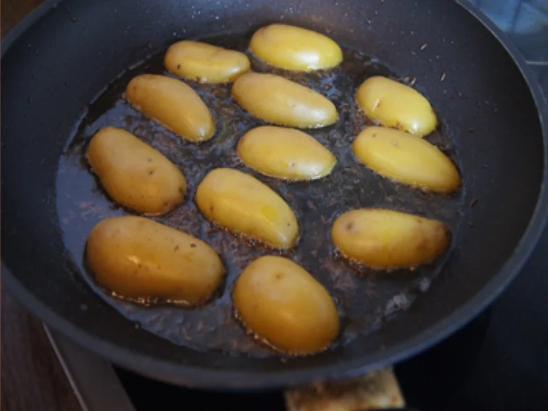 Alm-Schnitzel mit Kümmel-Drillingen und Mini-Romana-Salat - Rezept - Bild Nr. 10