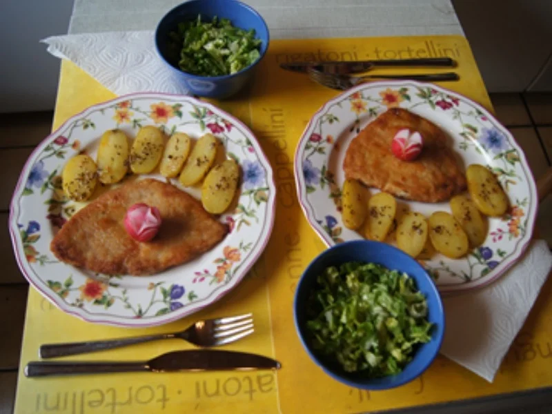 Alm-Schnitzel mit Kümmel-Drillingen und Mini-Romana-Salat - Rezept - Bild Nr. 18