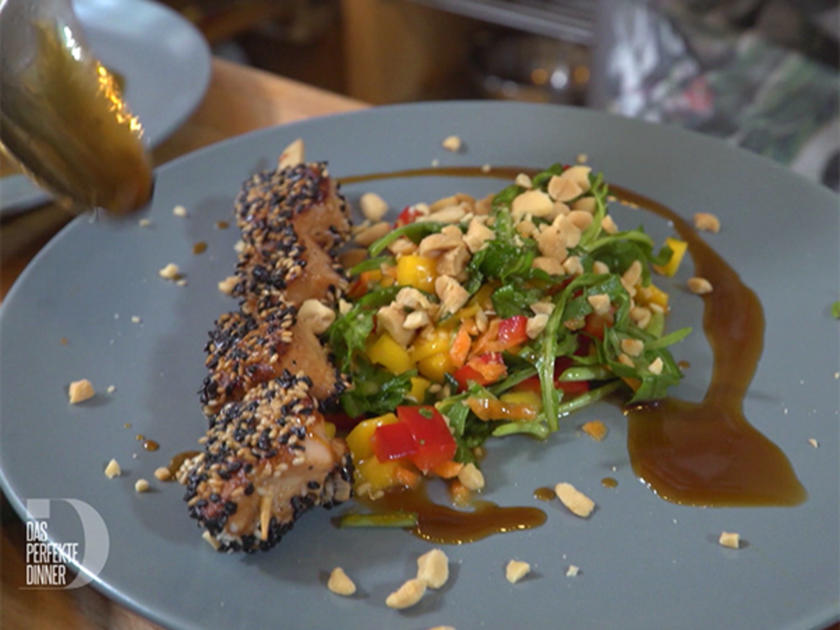 Exotischer Mango Paprika Salat, Lachs in Sesamkruste und Teriyakisauce ...
