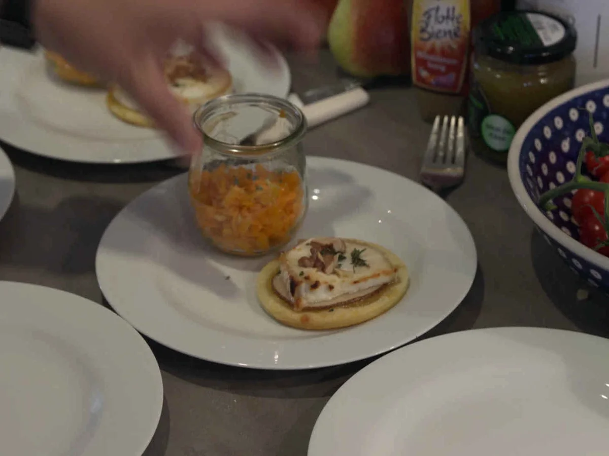 Rezept: Ziegenkäse Tartlet mit Honig, Walnuss und Möhren-Thymiansalat Bild Nr. 2 Ziegenkäse Tartlet mit Honig, Walnuss und Möhren-Thymiansalat - Rezept - Bild Nr. 2