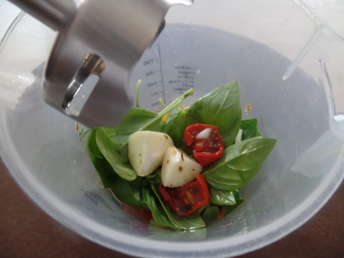 Rezept: Tomaten-Basilikum-Sesam-Pesto Bild Nr. 8835 Tomaten-Basilikum-Sesam-Pesto - Rezept - Bild Nr. 8835