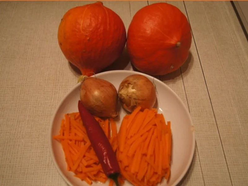 Rezept: Asiatisch gewürzte Kürbissuppe mit Hähnchenbrustfiletstreifen Bild Nr. 3 Asiatisch gewürzte Kürbissuppe mit Hähnchenbrustfiletstreifen - Rezept - Bild Nr. 3