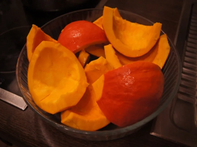 Rezept: Asiatisch gewürzte Kürbissuppe mit Hähnchenbrustfiletstreifen Bild Nr. 4 Asiatisch gewürzte Kürbissuppe mit Hähnchenbrustfiletstreifen - Rezept - Bild Nr. 4