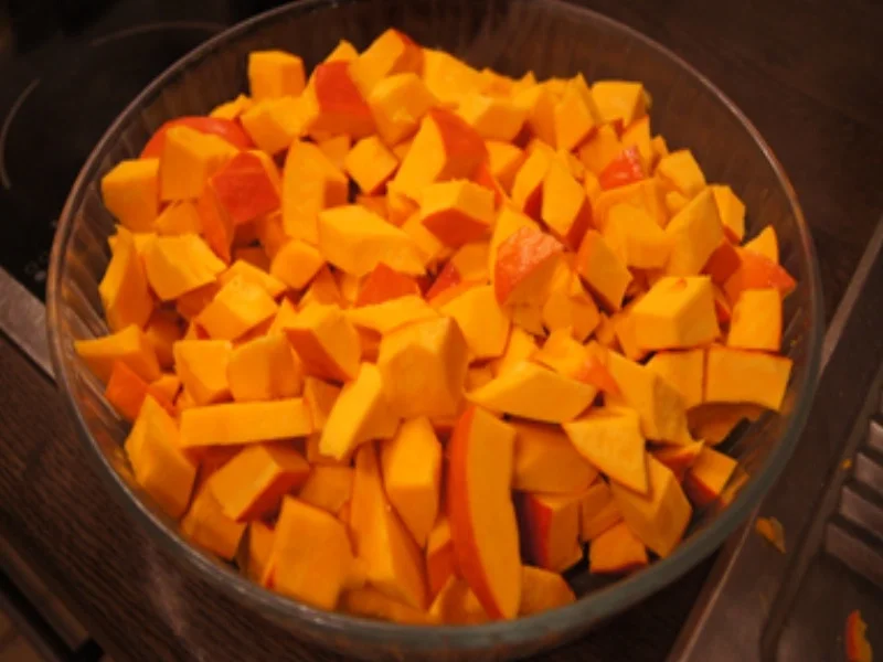 Rezept: Asiatisch gewürzte Kürbissuppe mit Hähnchenbrustfiletstreifen Bild Nr. 5 Asiatisch gewürzte Kürbissuppe mit Hähnchenbrustfiletstreifen - Rezept - Bild Nr. 5