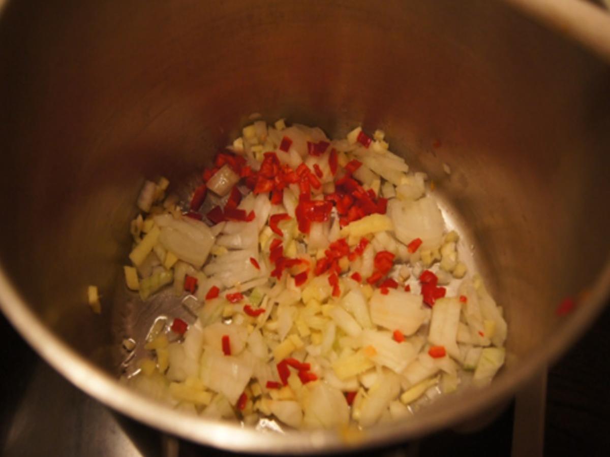 Asiatisch gewürzte Kürbissuppe mit Hähnchenbrustfiletstreifen - Rezept - Bild Nr. 8