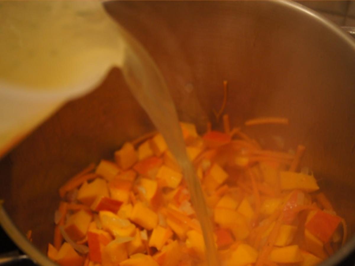 Asiatisch gewürzte Kürbissuppe mit Hähnchenbrustfiletstreifen - Rezept - Bild Nr. 10