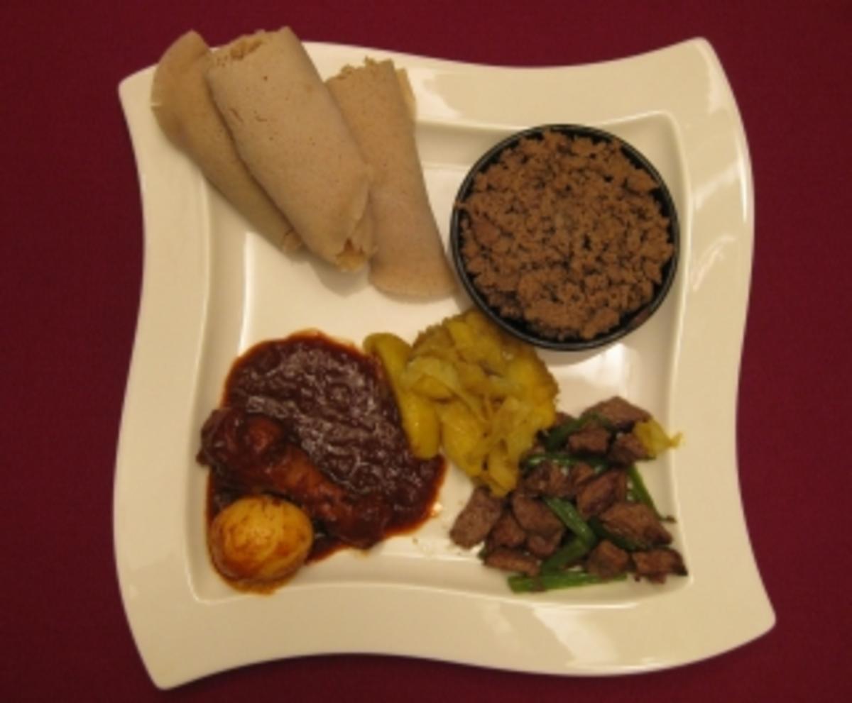 Tibs, Kitfo und Doro Wet mit Gemüse und äthiopischem Brot - Rezept