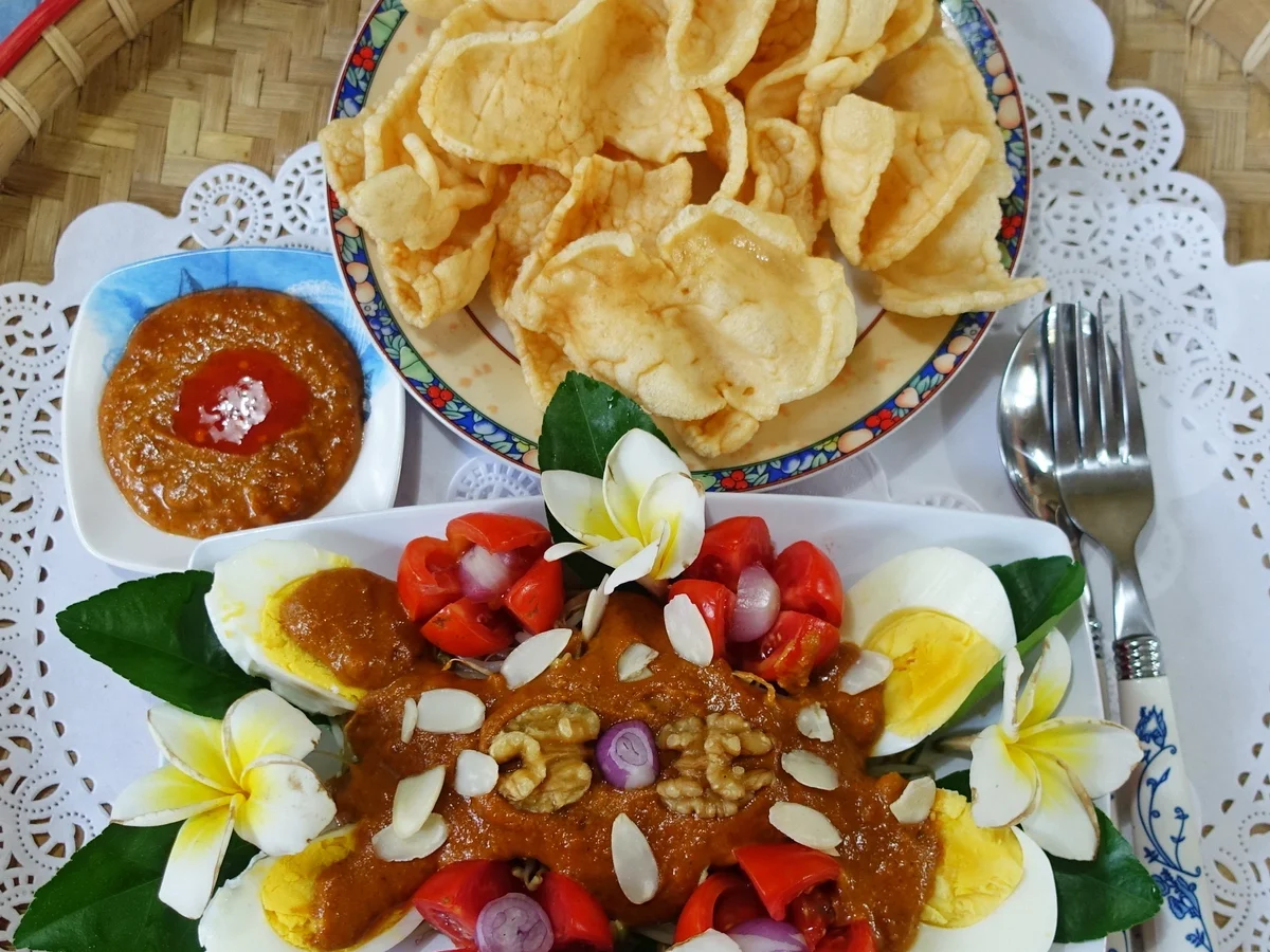 Eier auf Balado Art mit Mungokeimlingen und Erdnusssambal - Rezept - Bild Nr. 8856