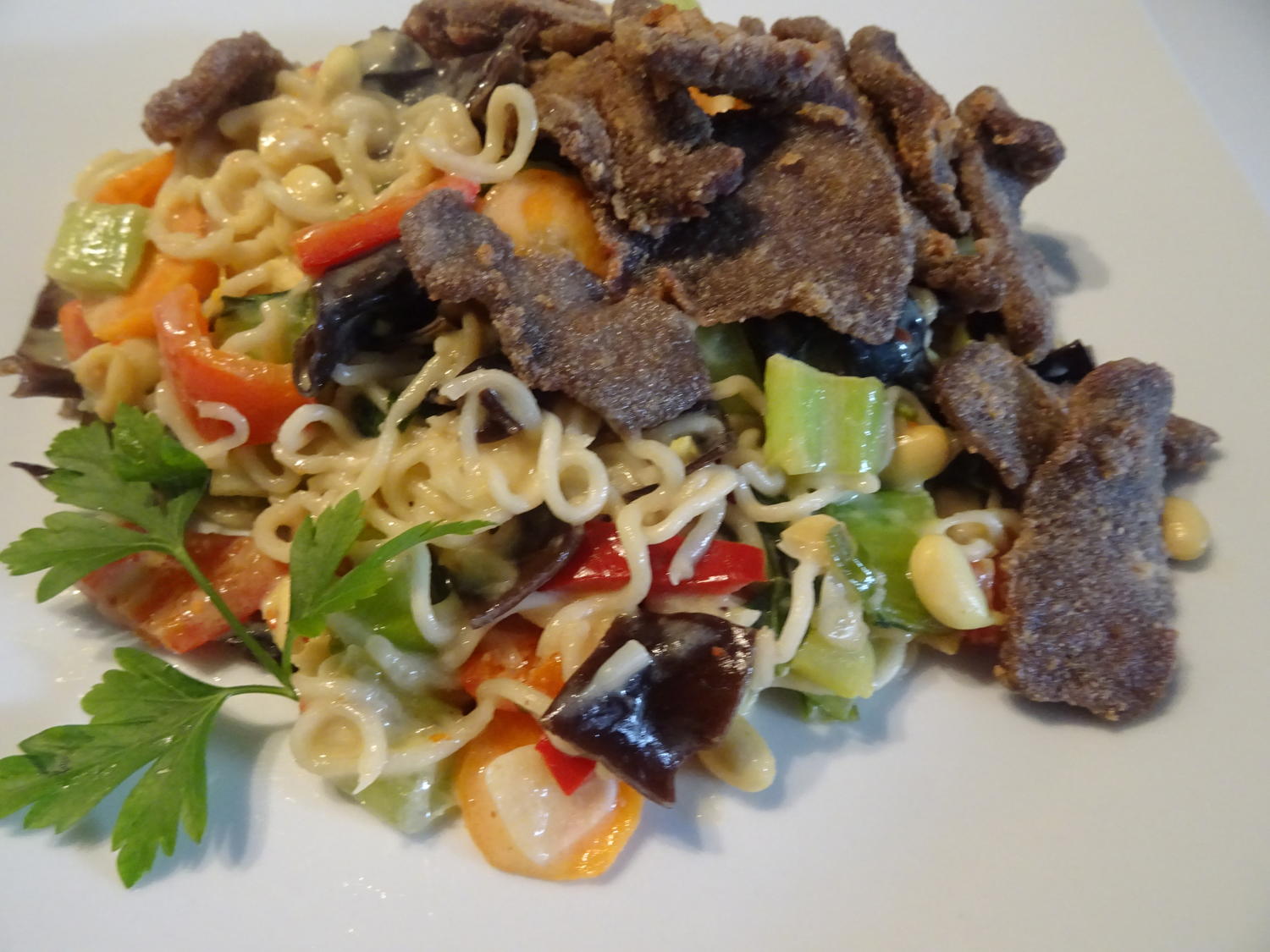 Asiatische Gemüsepfanne mit Mie-Nudeln und knusprigen Fleisch-Streifen ...