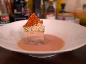 Rezept: Ein Wรผrfel vom knusprigen Schweinebauch im Yogi-Tee-Sud mit Waldorf-Salat-Nocke Bild Nr. 8862 Ein Wรผrfel vom knusprigen Schweinebauch im Yogi-Tee-Sud mit Waldorf-Salat-Nocke - Rezept - Bild Nr. 8862