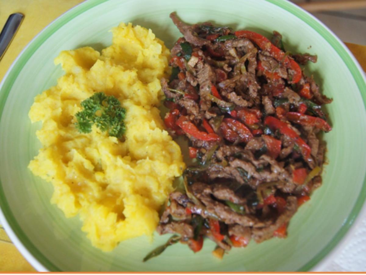 Pfannengerührte Rindfleischstreifen mit Paprika und herzhaften Kartoffelstampf - Rezept - Bild Nr. 8866