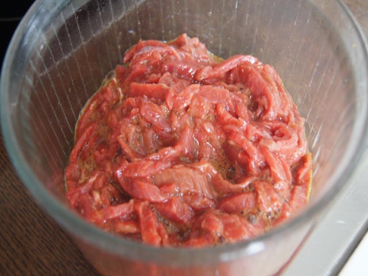 Pfannengerührte Rindfleischstreifen mit Paprika und herzhaften Kartoffelstampf - Rezept - Bild Nr. 8872