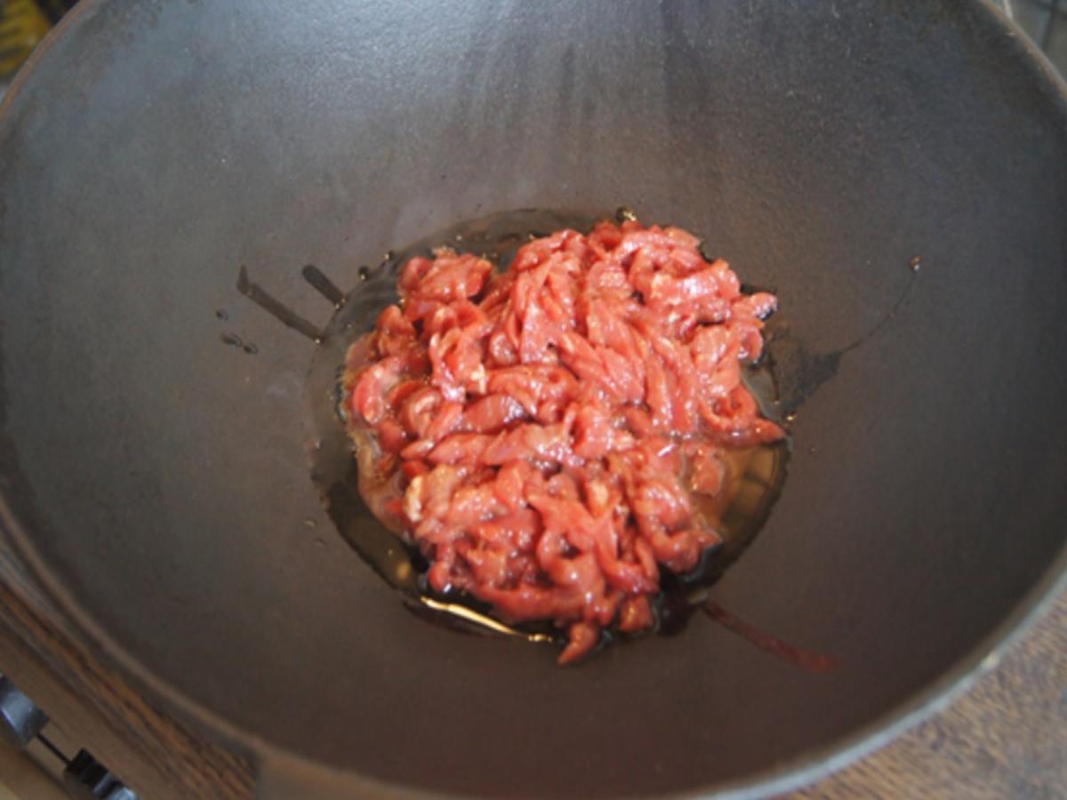 Pfannengerührte Rindfleischstreifen mit Paprika und herzhaften Kartoffelstampf - Rezept - Bild Nr. 8875