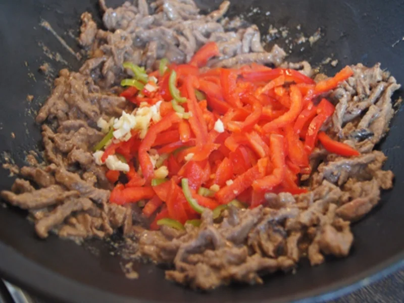 Rezept: Pfannengerührte Rindfleischstreifen mit Paprika und herzhaften Kartoffelstampf Bild Nr. 8876 Pfannengerührte Rindfleischstreifen mit Paprika und herzhaften Kartoffelstampf - Rezept - Bild Nr. 8876