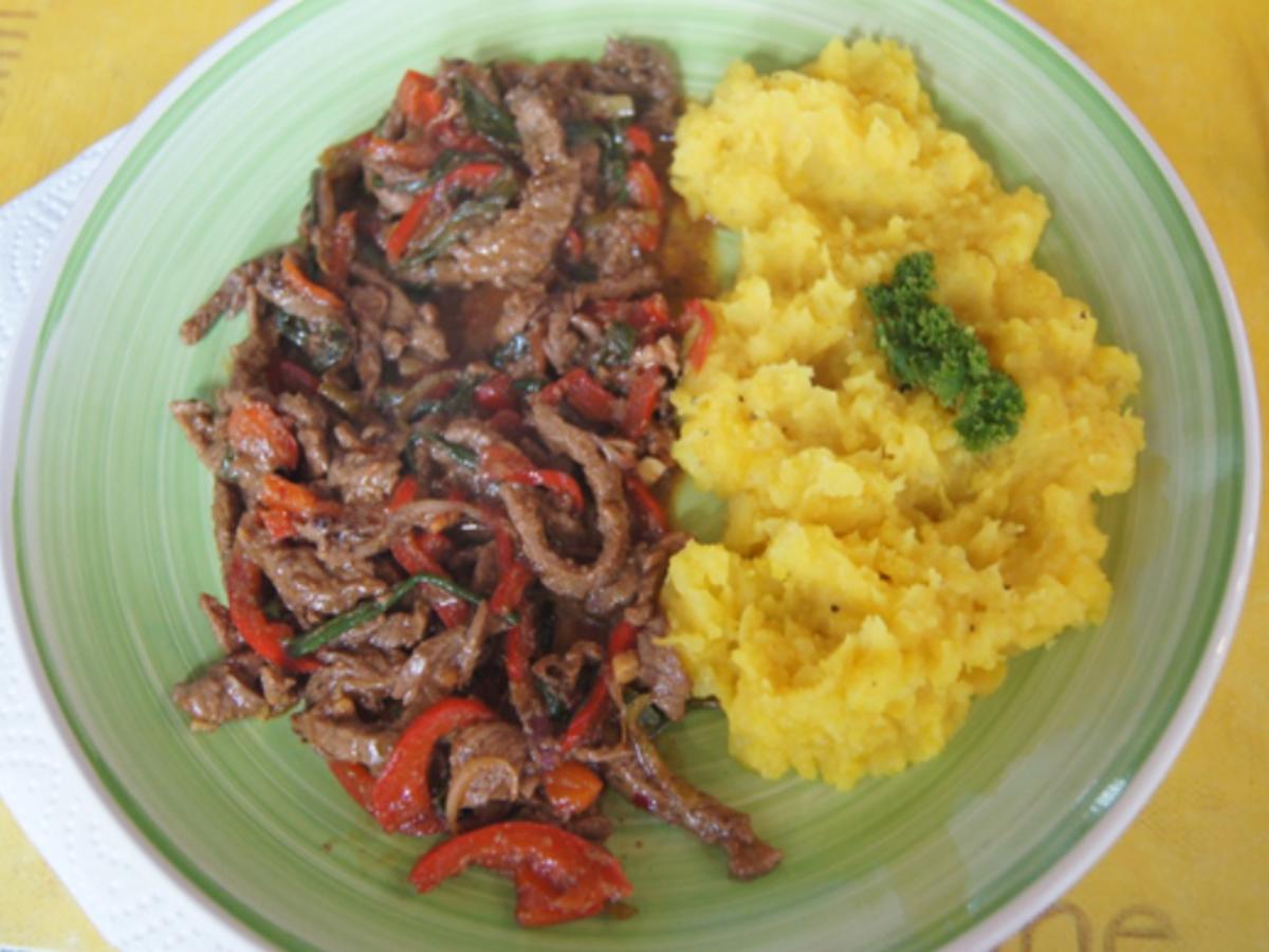 Pfannengerührte Rindfleischstreifen mit Paprika und herzhaften Kartoffelstampf - Rezept - Bild Nr. 8885